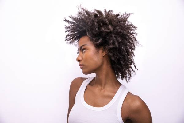 Ebonee Davis disfrutando su cabello rizado